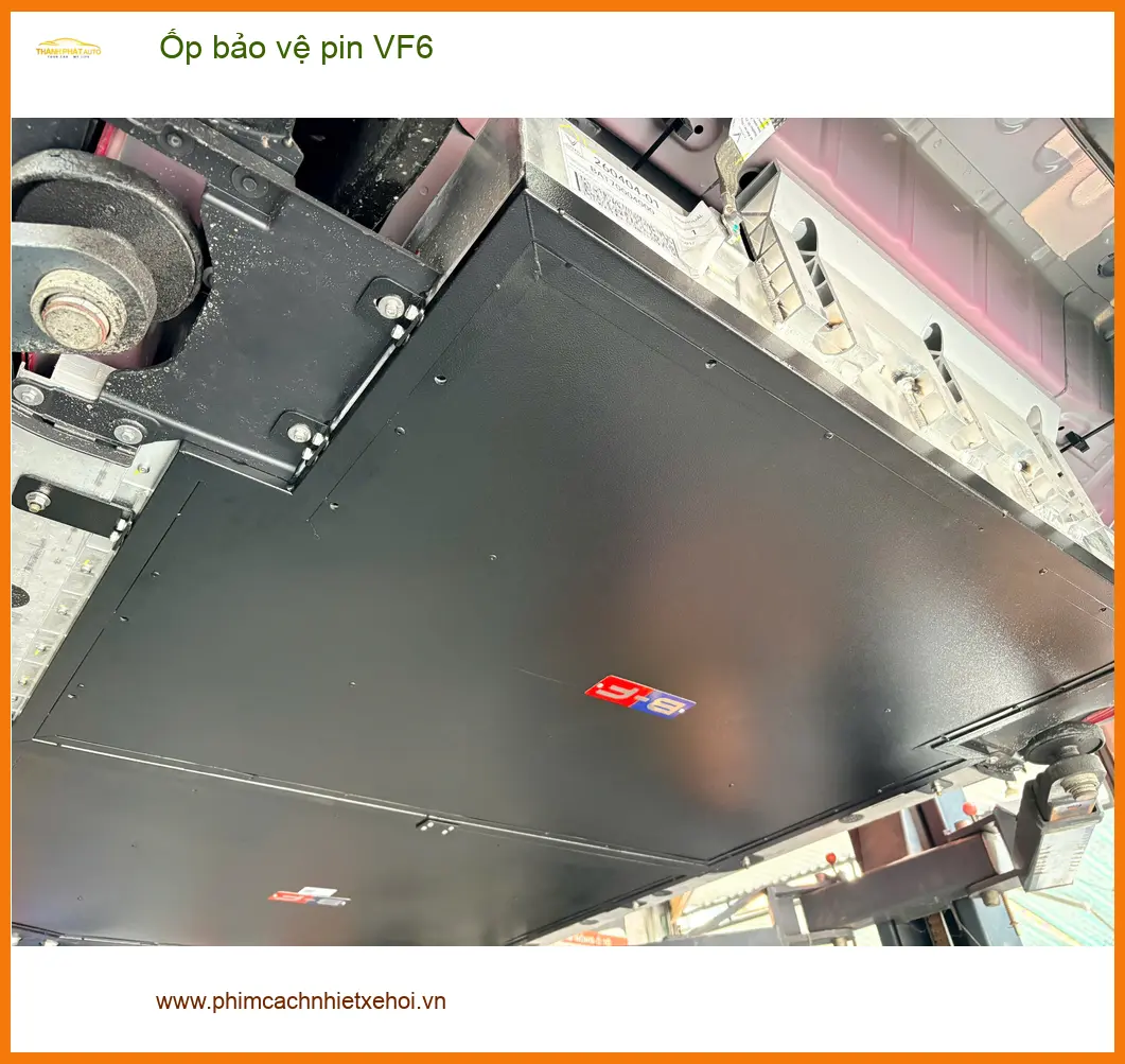Anh Lộc Phát gắn ốp bảo vệ pin VinFast VF6 ở Quận 12 tránh hư hại