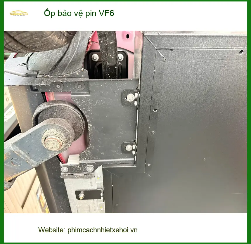 Anh Lộc Phát gắn ốp bảo vệ pin VinFast VF6 ở Quận 12 tránh hư hại ảnh thực tế 3