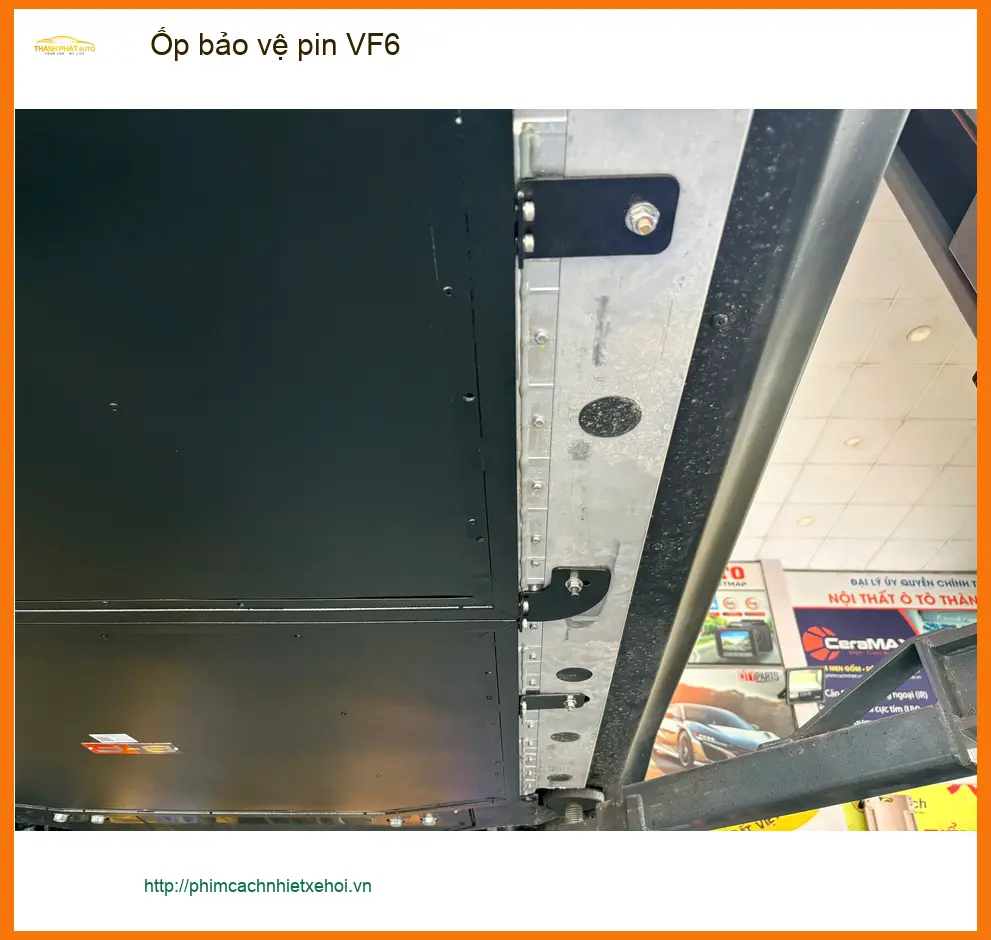 Anh Lộc Phát gắn ốp bảo vệ pin VinFast VF6 ở Quận 12 tránh hư hại ảnh thực tế 4