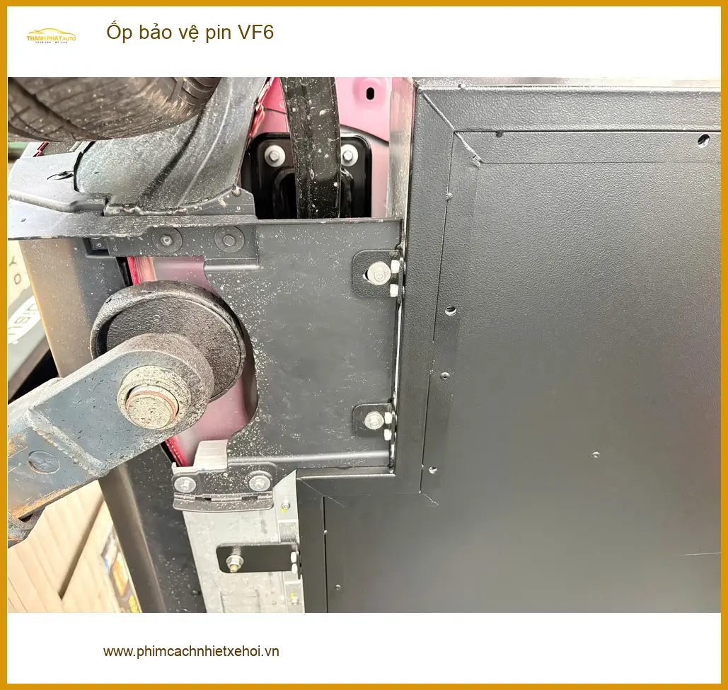 Anh Bảo tìm nơi lắp Ốp bảo vệ pin VF6 tại Quận 8 để đảm bảo an toàn cho pin xe ảnh thực tế 3