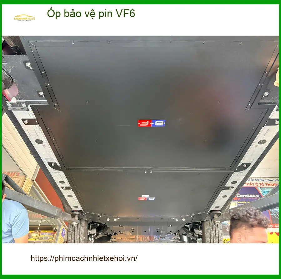 Chị Minh lắp ốp bảo vệ pin VinFast VF6 tại Quận 2 để bảo vệ pin khỏi va đập ảnh thực tế 3