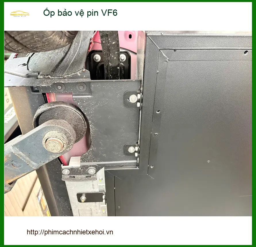 Chị Hương lắp Ốp bảo vệ pin VinFast VF6 tại Quận Tân Phú để bảo vệ tối ưu ảnh thực tế 2