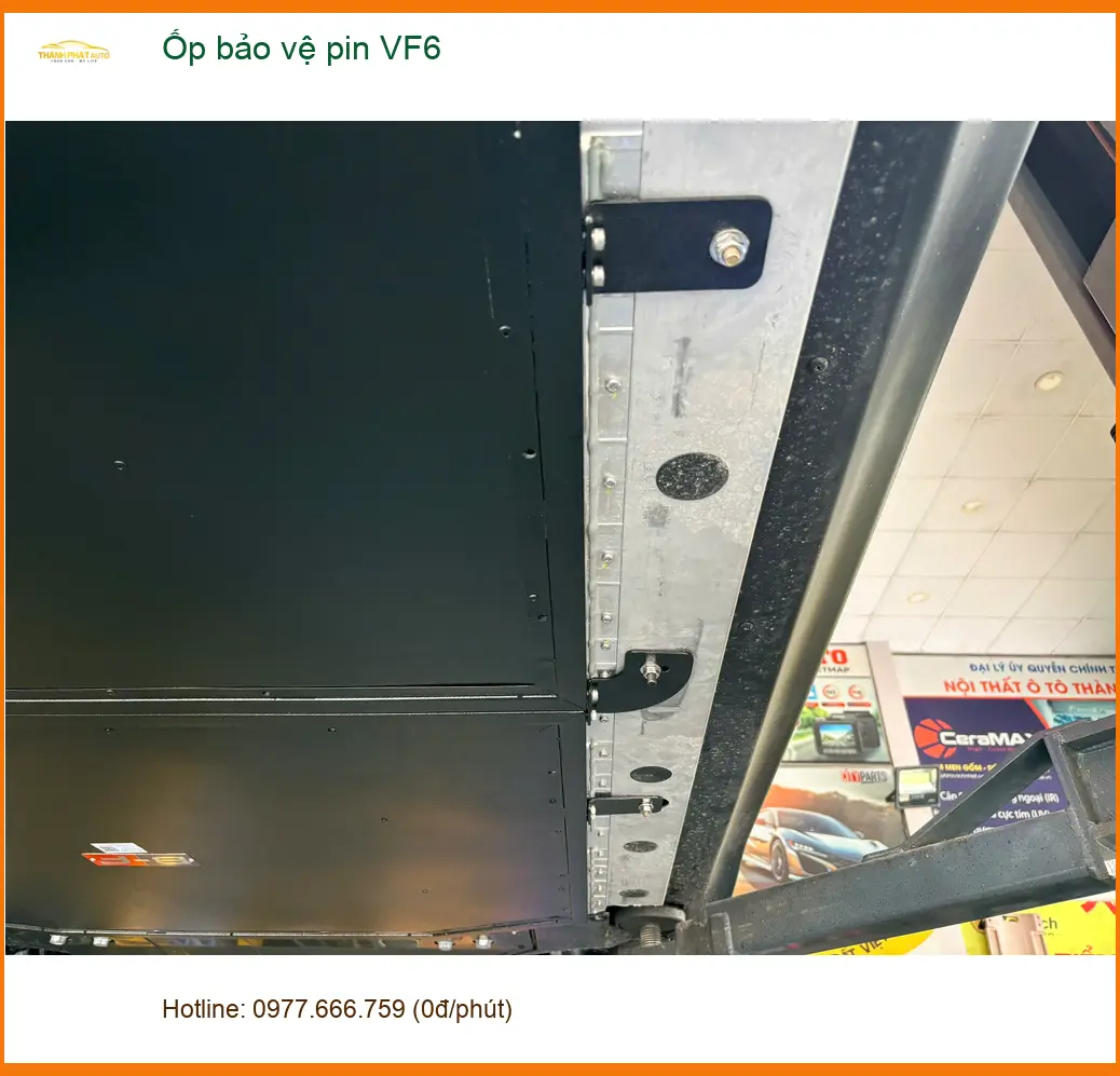 Chị Hương lắp Ốp bảo vệ pin VinFast VF6 tại Quận Tân Phú để bảo vệ tối ưu ảnh thực tế 3