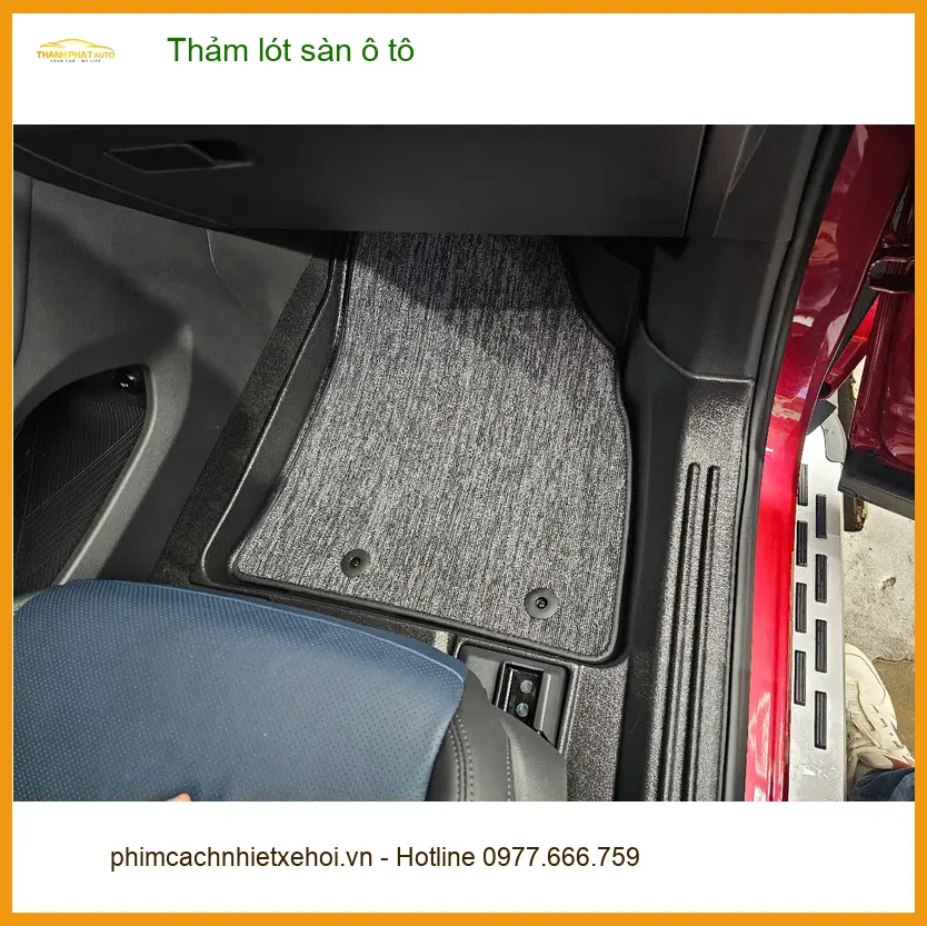 Anh Tấn thay thảm lót sàn ô tô Hyundai Accent tại Hóc Môn để giữ xe luôn sạch sẽ