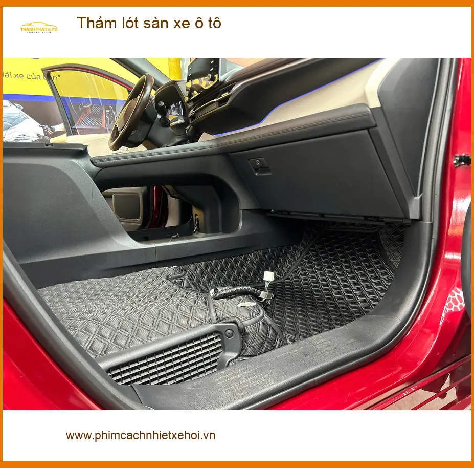 Anh Bách thay thảm lót sàn xe ô tô Kia Carnival tại Quận Thủ Đức để nội thất luôn sạch sẽ ảnh thực tế 4