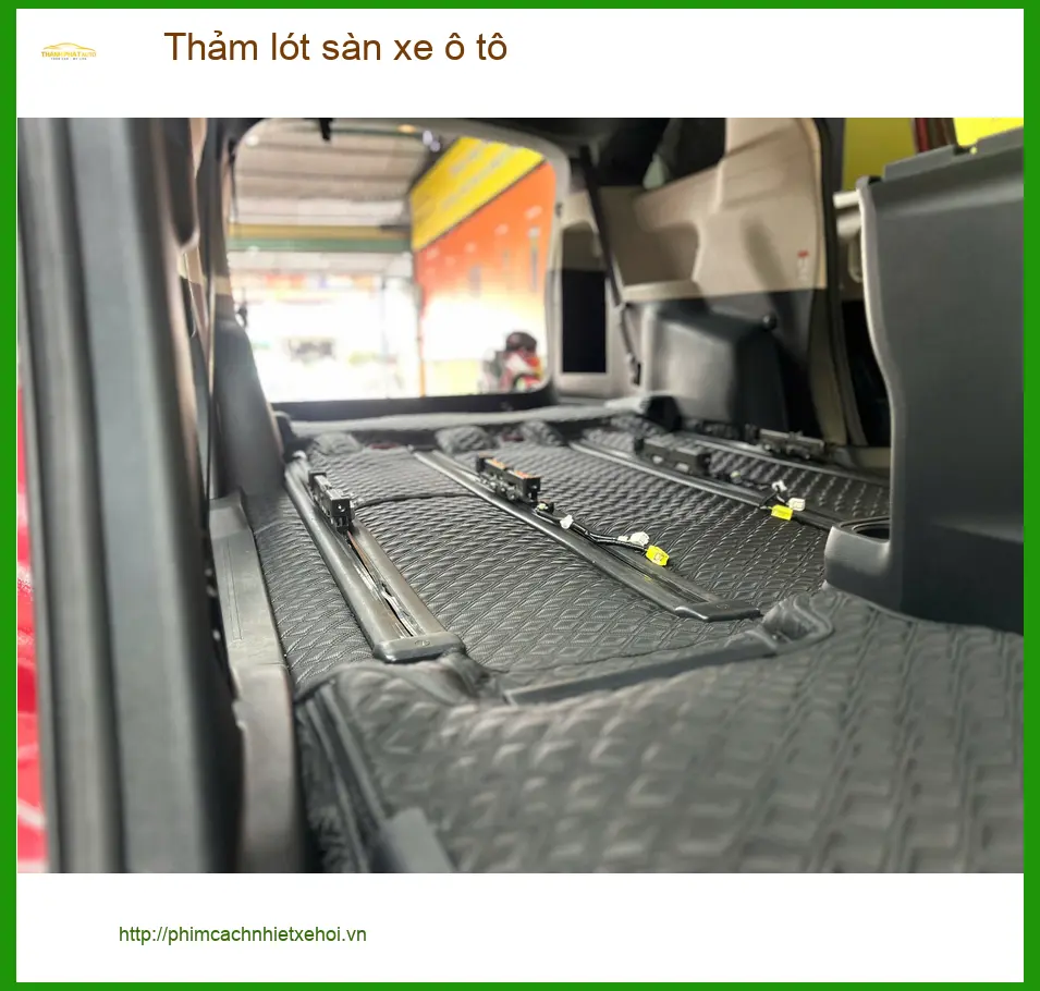Cô Diệu thay thảm lót sàn xe ô tô Hyundai Santa Fe tại Quận 12 để nội thất luôn sạch đẹp ảnh thực tế 4