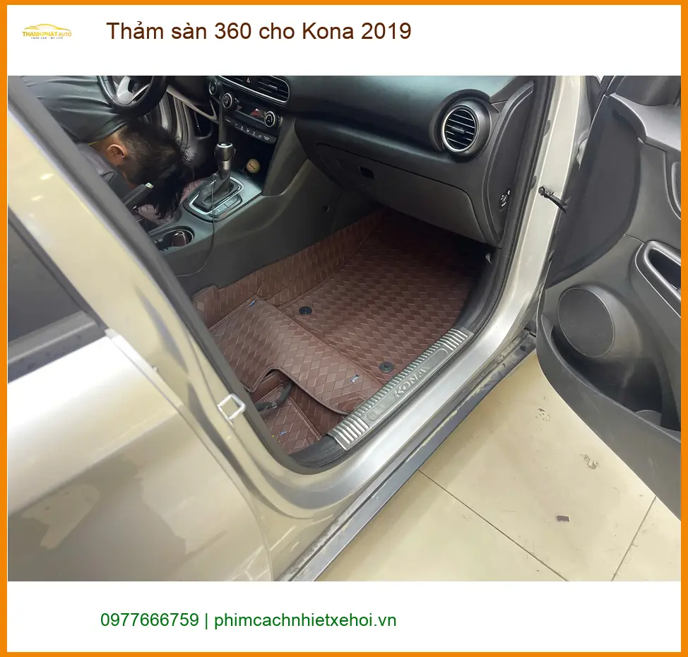 Anh Kiệt lắp thảm sàn 360 cho Kona 2019 Quận 3 vì thảm cũ đã sờn rách ảnh thực tế 2