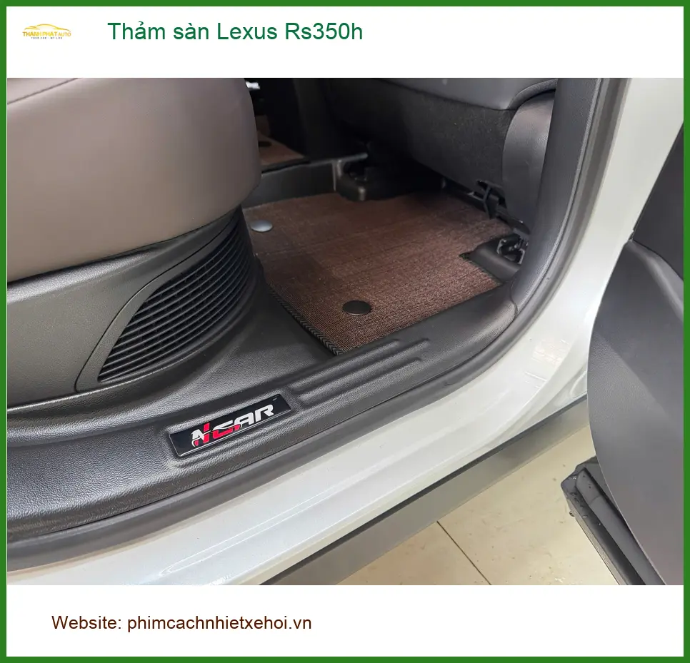 Chị Loan thay thảm sàn Lexus RS350h tại Quận 11 để nội thất luôn sạch đẹp