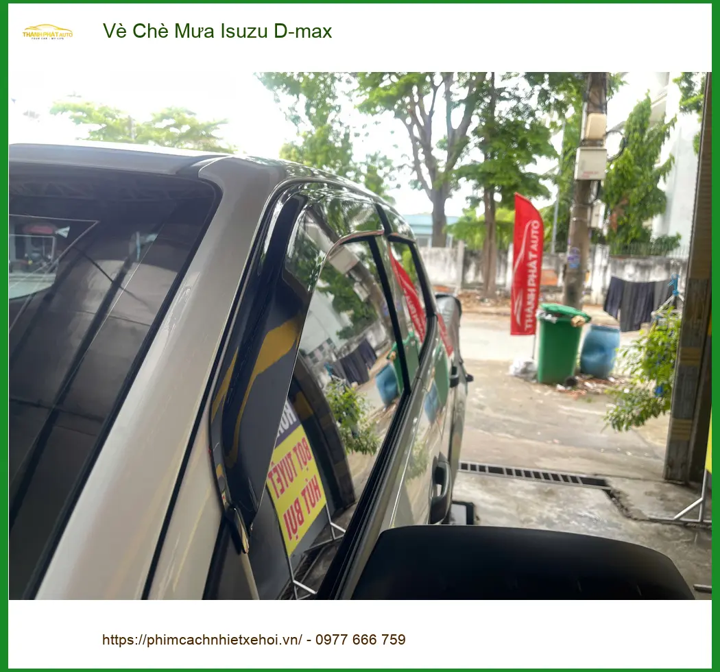 Anh Long lắp Vè Che Mưa Isuzu D-max tại Quận Gò Vấp tránh nước hắt vào ảnh thực tế 2