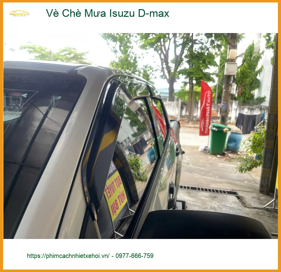 Anh Thành lắp vè che mưa Isuzu D-max tại Quận 9 tránh bụi bẩn bay vào cabin ảnh thực tế 2