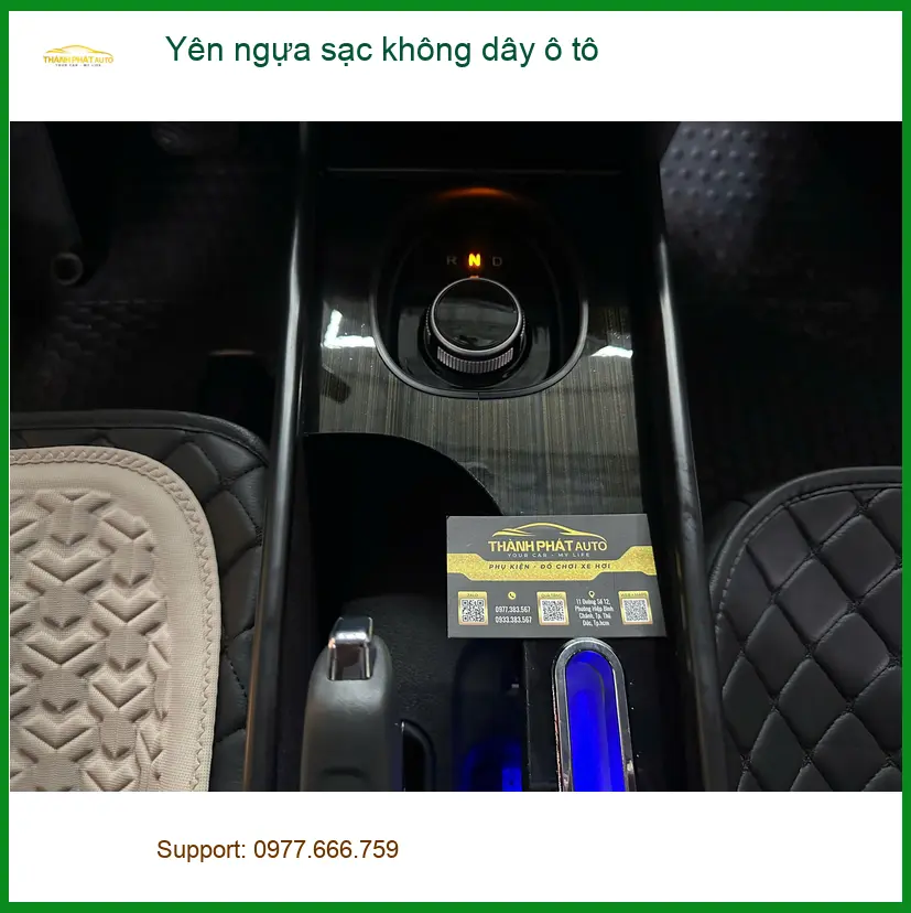 Chị Thảo lắp yên ngựa sạc không dây ô tô Mitsubishi Xpander Cross ở Cần Giờ