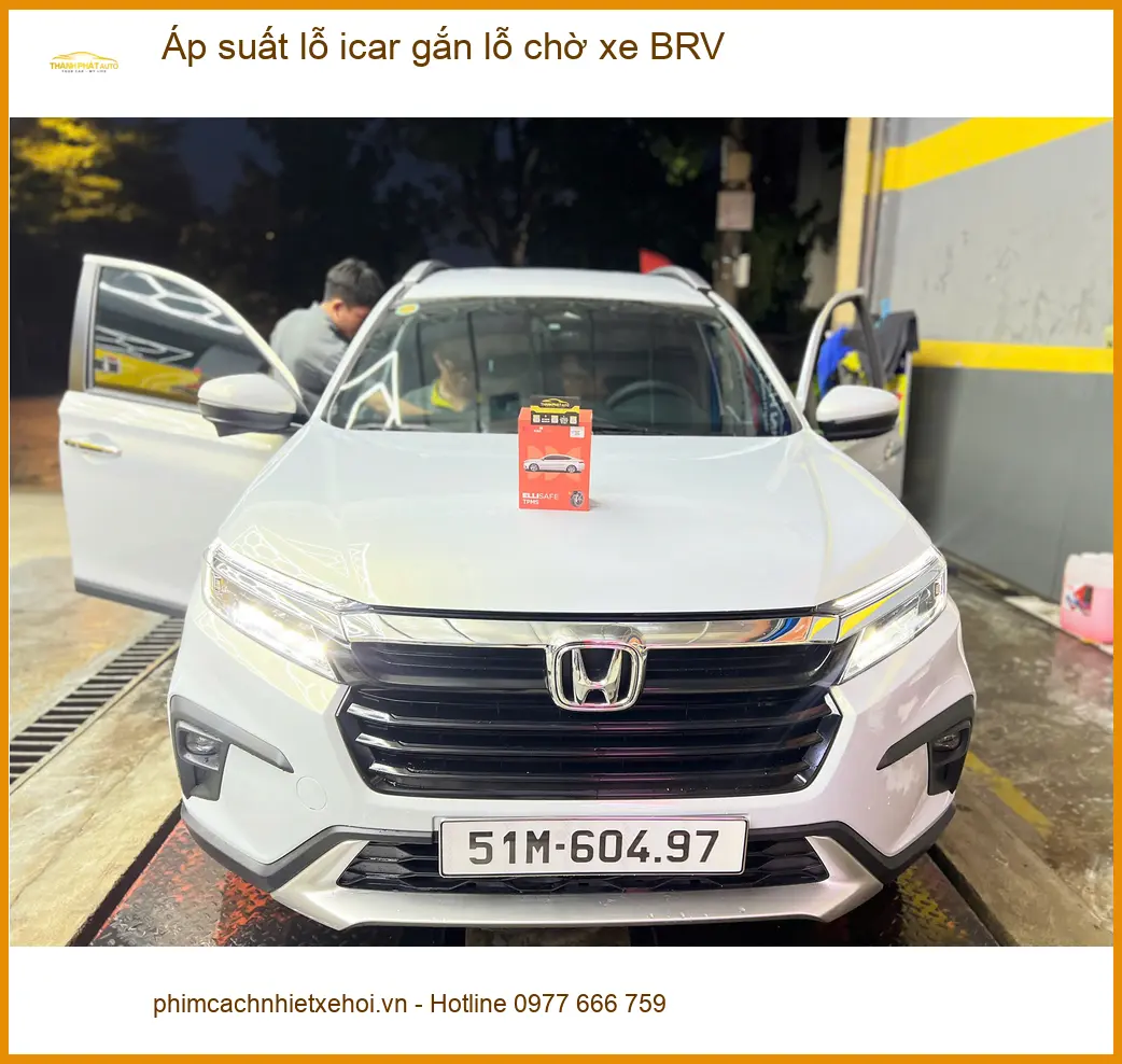 Cô Bích lắp Áp suất lốp iCar gắn lỗ chờ xe BRV tại Quận 12 để an tâm lái xe ảnh thực tế 2