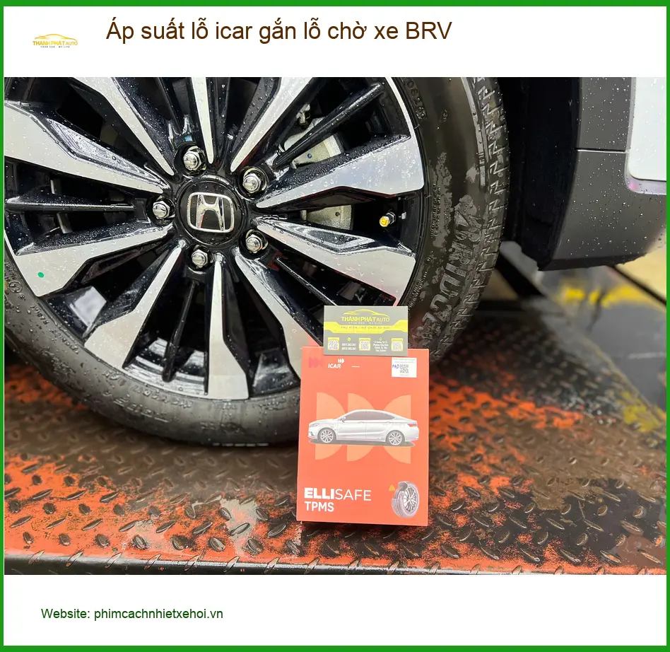 Cô Bích lắp Áp suất lốp iCar gắn lỗ chờ xe BRV tại Quận 12 để an tâm lái xe ảnh thực tế 4
