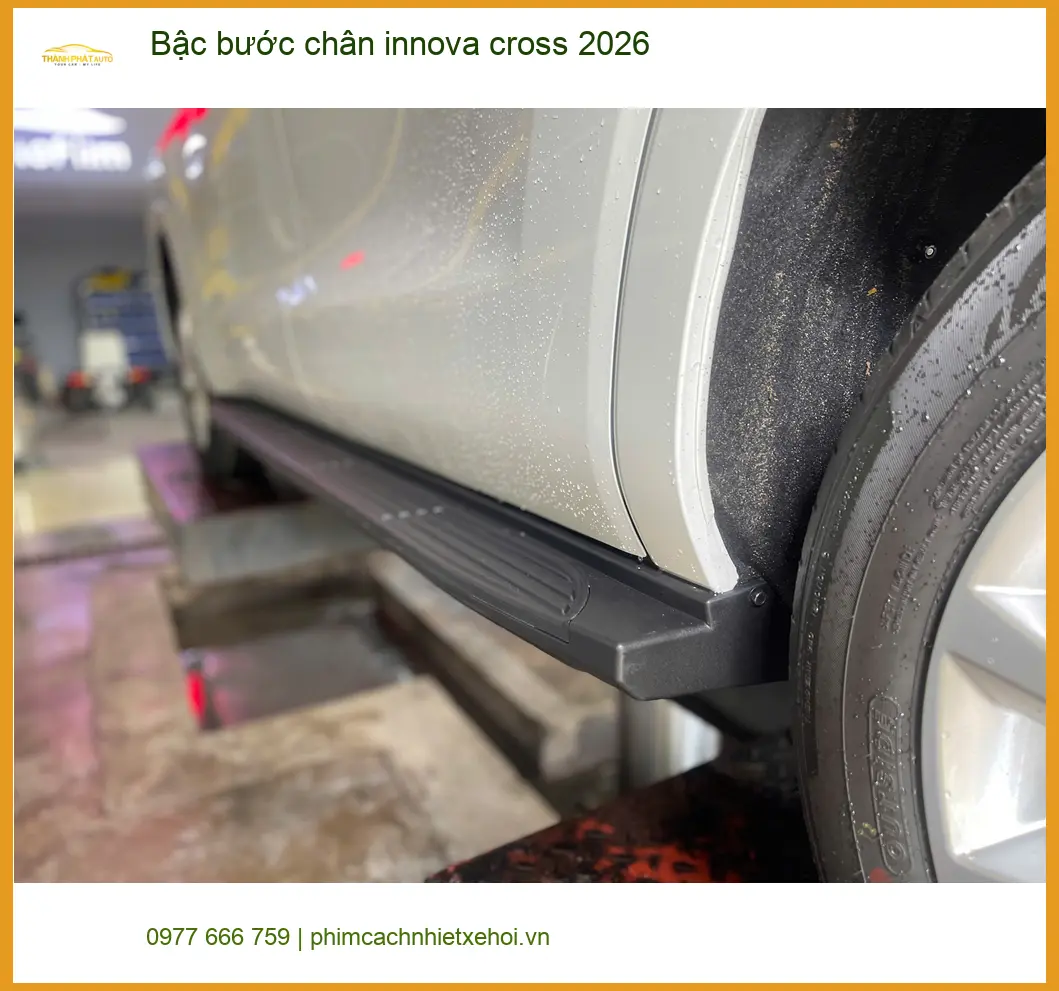 Anh Khang lắp bậc bước chân Innova Cross 2026 tại Quận Tân Phú