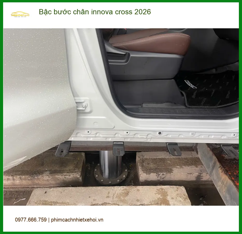 Anh Khang lắp bậc bước chân Innova Cross 2026 tại Quận Tân Phú ảnh thực tế 2