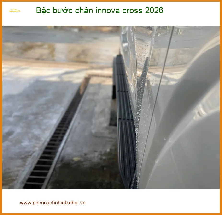 Chị Thảo lắp bậc bước chân Innova Cross 2026 Quận 2 tiện lợi di chuyển