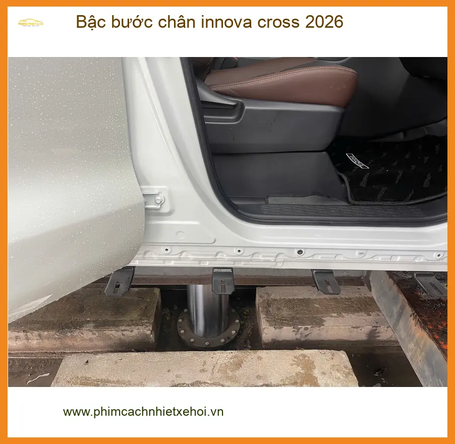 Chị Thảo lắp bậc bước chân Innova Cross 2026 Quận 2 tiện lợi di chuyển ảnh thực tế 2