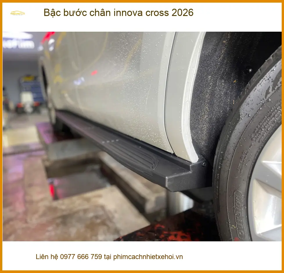 Chị Thảo lắp bậc bước chân Innova Cross 2026 Quận 2 tiện lợi di chuyển ảnh thực tế 3