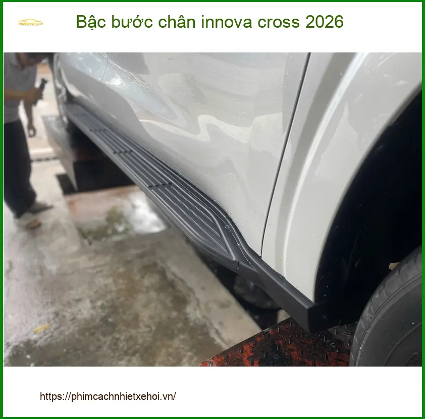 Chị Thảo lắp bậc bước chân Innova Cross 2026 Quận 2 tiện lợi di chuyển ảnh thực tế 4