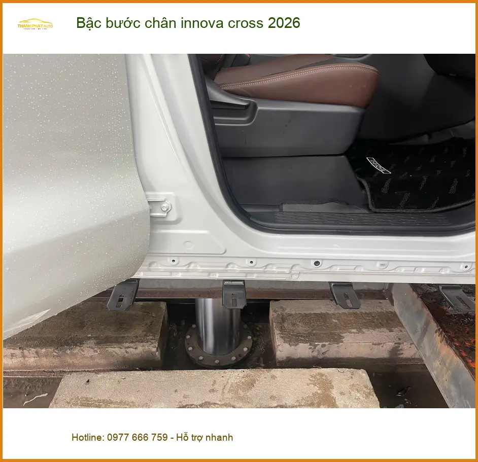 Anh Tùng lắp bậc bước chân Innova Cross 2026 tại Quận 1 cho vợ con lên xuống xe an toàn hơn