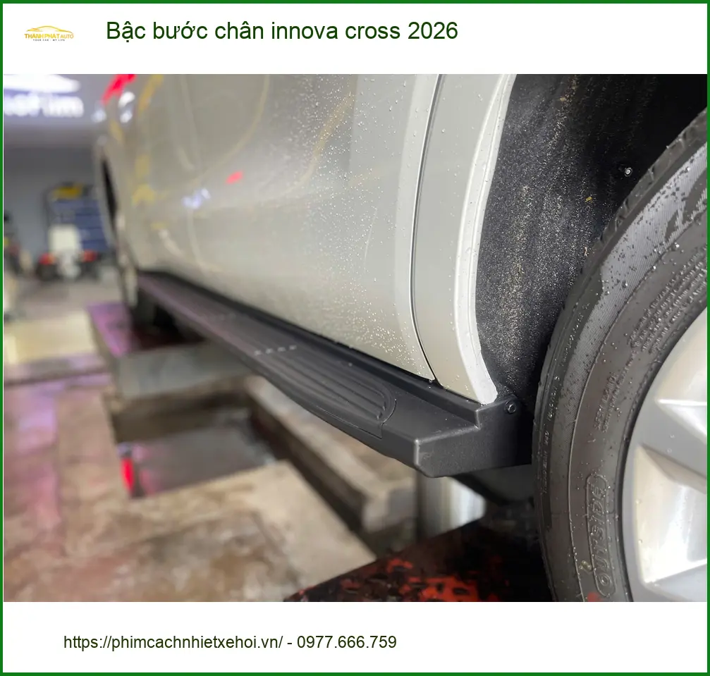 Anh Tùng lắp bậc bước chân Innova Cross 2026 tại Quận 1 cho vợ con lên xuống xe an toàn hơn ảnh thực tế 2