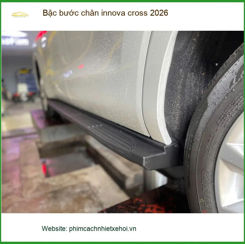 Anh Minh lắp bậc bước chân Innova Cross 2026 tiện lợi cho gia đình tại Củ Chi