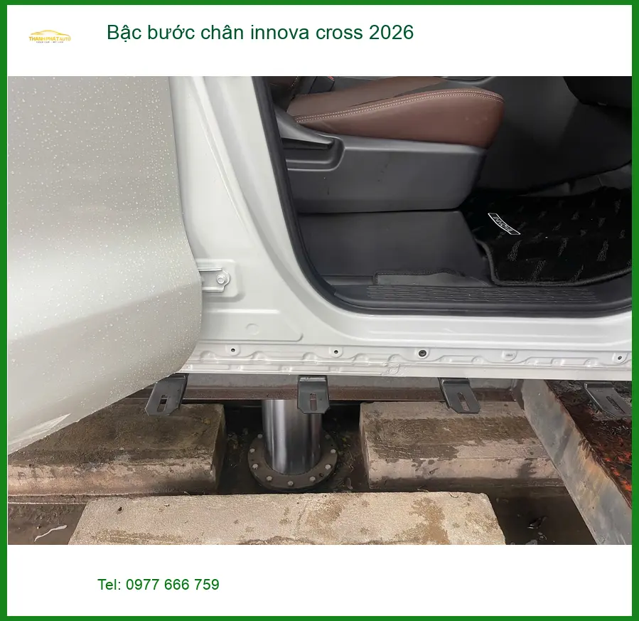 Anh Minh lắp bậc bước chân Innova Cross 2026 tiện lợi cho gia đình tại Củ Chi ảnh thực tế 2