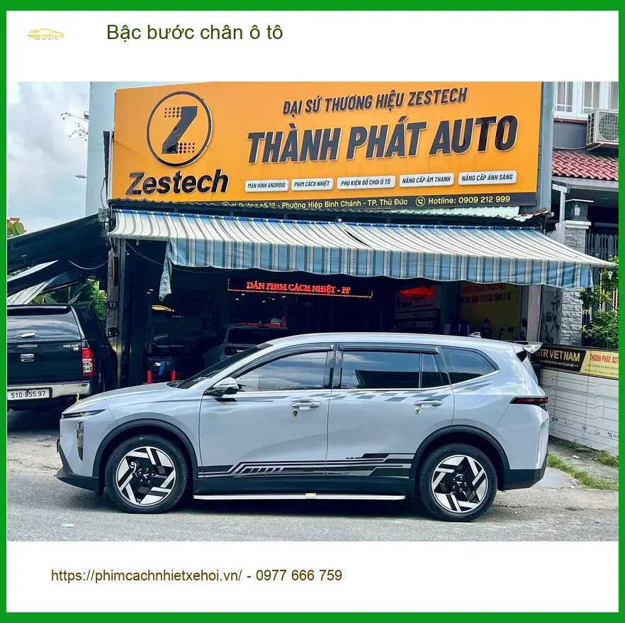 Cô Hà lắp bậc bước chân ô tô Hyundai SantaFe để lên xuống xe tiện lợi hơn tại Quận 9
