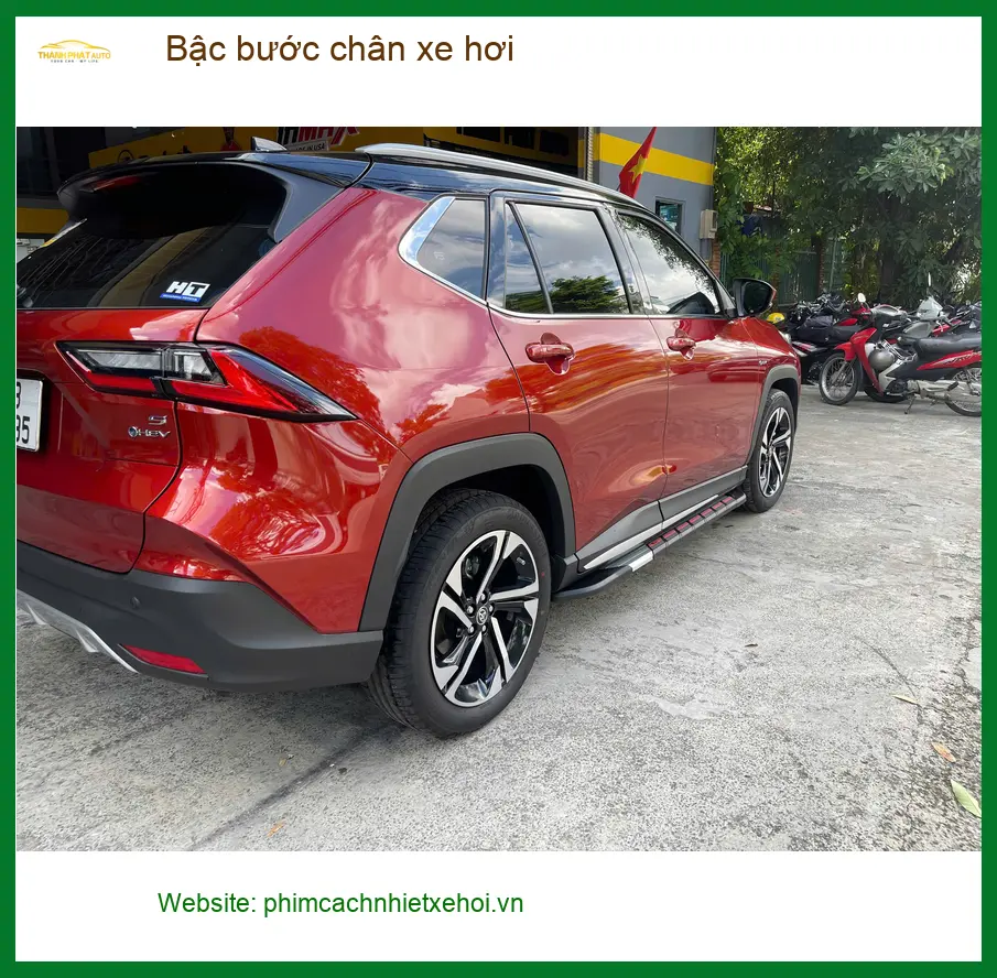 Anh Tuấn Kiệt lắp bậc bước chân Hyundai Santa Fe tại Quận 7 để dễ dàng lên xuống