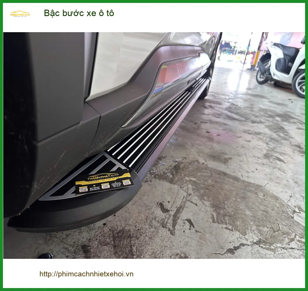 Anh Quang lắp bậc bước xe ô tô Ford Everest tại Quận 1 vì gia đình có người lớn tuổi