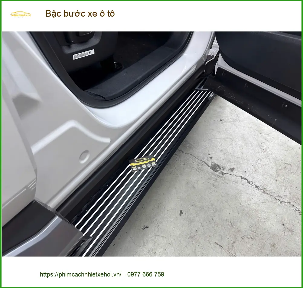Anh Quang lắp bậc bước xe ô tô Ford Everest tại Quận 1 vì gia đình có người lớn tuổi ảnh thực tế 3