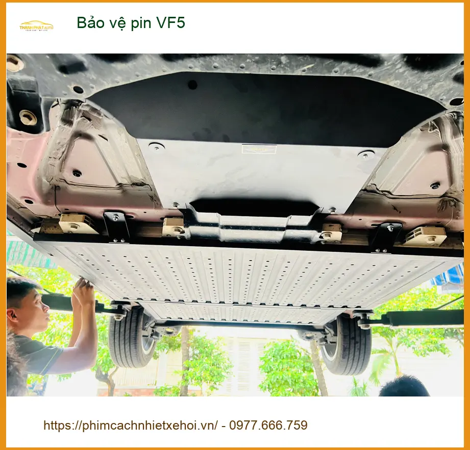 Chị Bích lắp bảo vệ pin VF5 tại Quận 4 vì lo ngại pin xe nhanh chai