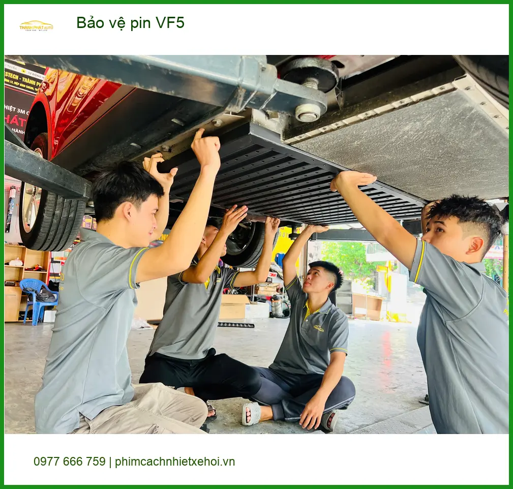 Chị Bích lắp bảo vệ pin VF5 tại Quận 4 vì lo ngại pin xe nhanh chai ảnh thực tế 2