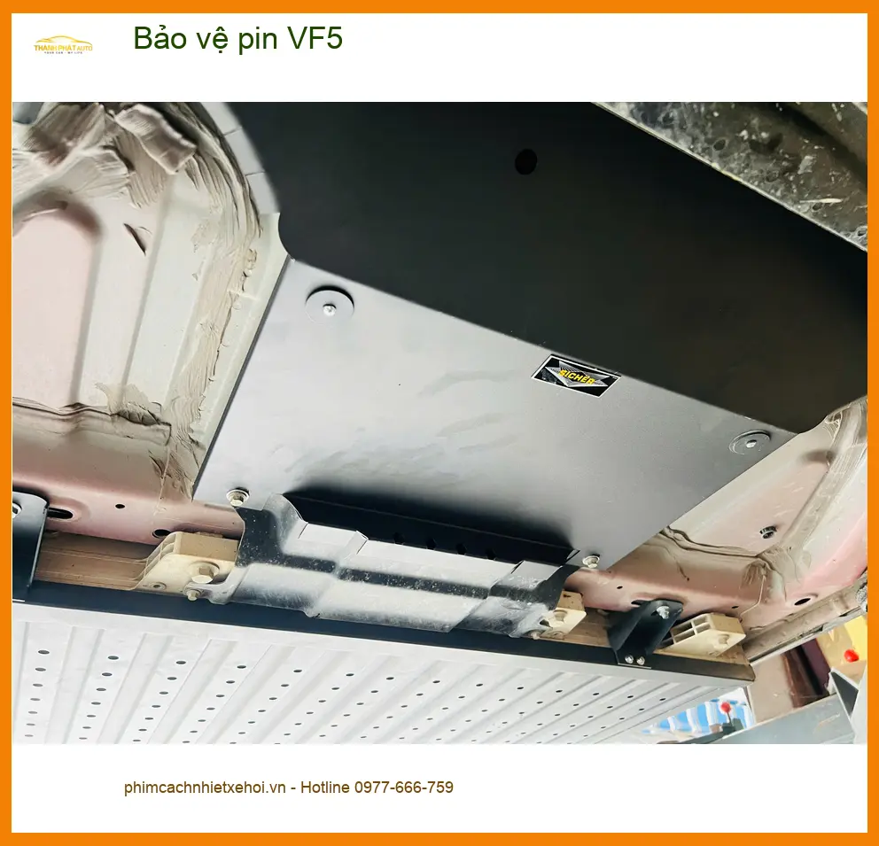 Chị Bích lắp bảo vệ pin VF5 tại Quận 4 vì lo ngại pin xe nhanh chai ảnh thực tế 4