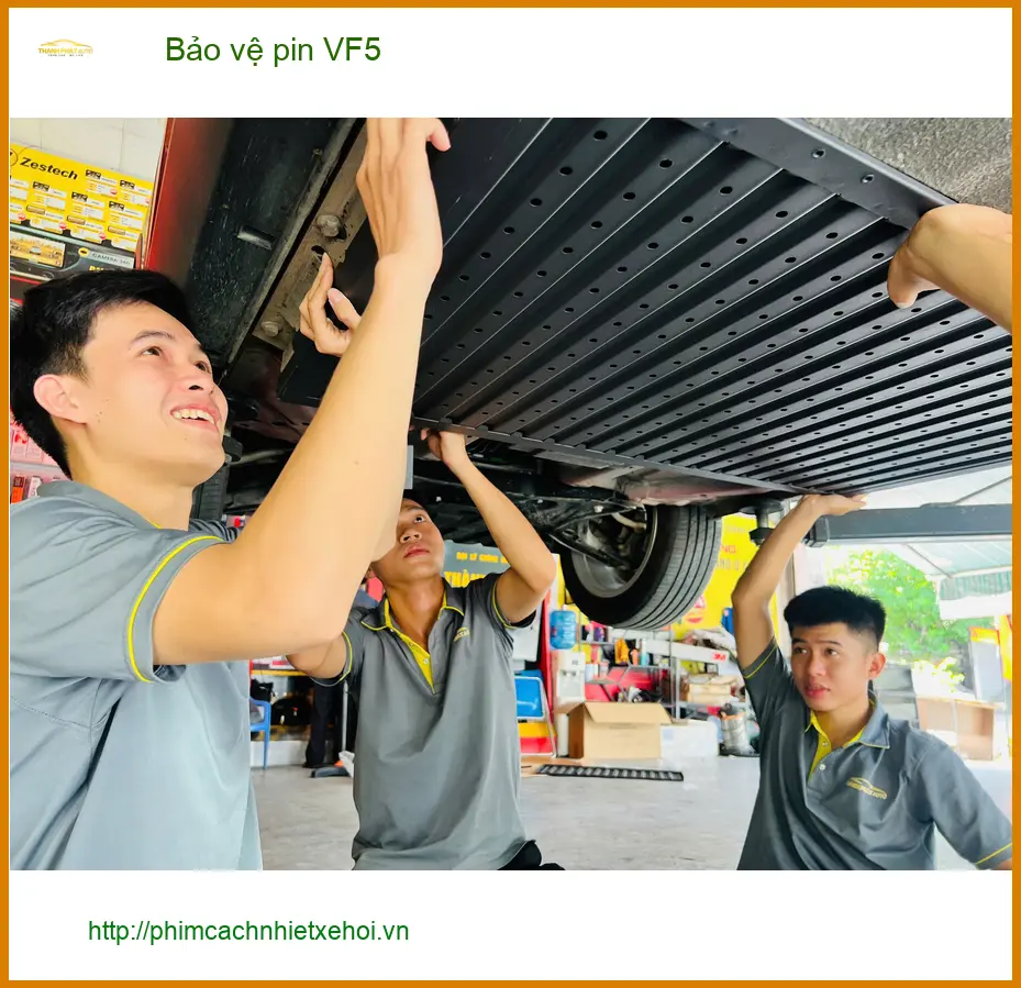 Anh Khải lắp đặt bảo vệ pin cho VinFast VF5 tại Quận 7 để kéo dài tuổi thọ pin xe điện