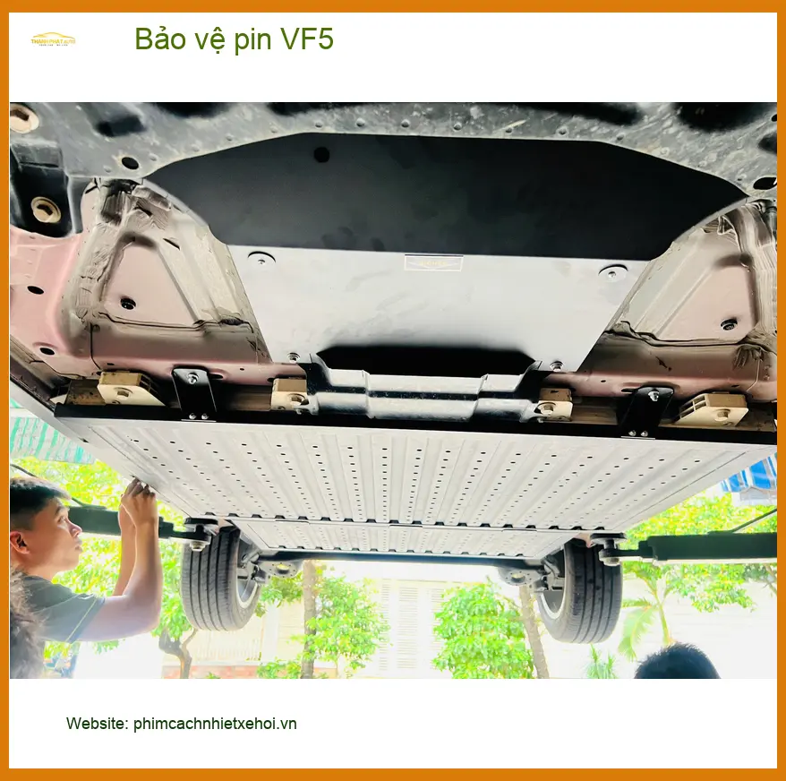 Anh Khải lắp đặt bảo vệ pin cho VinFast VF5 tại Quận 7 để kéo dài tuổi thọ pin xe điện ảnh thực tế 2