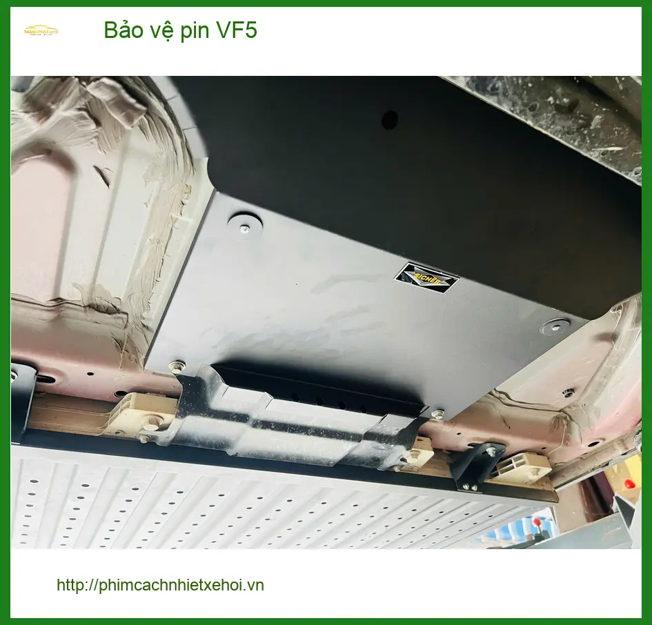 Anh Khải lắp đặt bảo vệ pin cho VinFast VF5 tại Quận 7 để kéo dài tuổi thọ pin xe điện ảnh thực tế 4