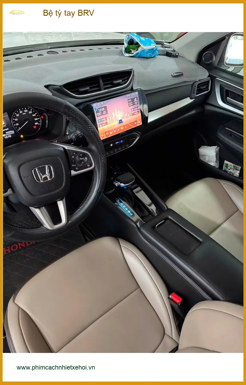 Anh Khoa lắp bệ tỳ tay BRV cho Honda BRV tại Quận Tân Bình để lái xe êm ái hơn ảnh thực tế 2