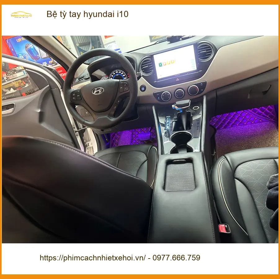 Chị Thảo lắp bệ tỳ tay Hyundai i10 tại Quận 2 để tiện lợi lái xe đường dài