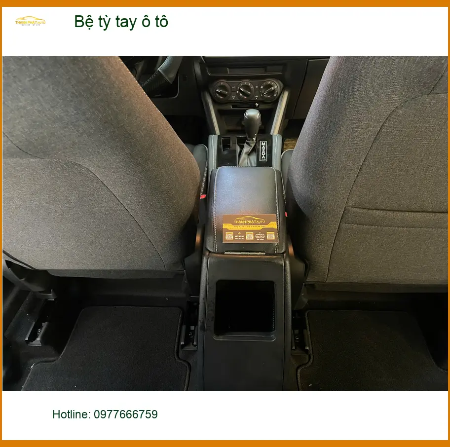 Chị Thảo lắp bệ tỳ tay ô tô VinFast Lux A2.0 tại Quận 3 không còn mỏi vai gáy