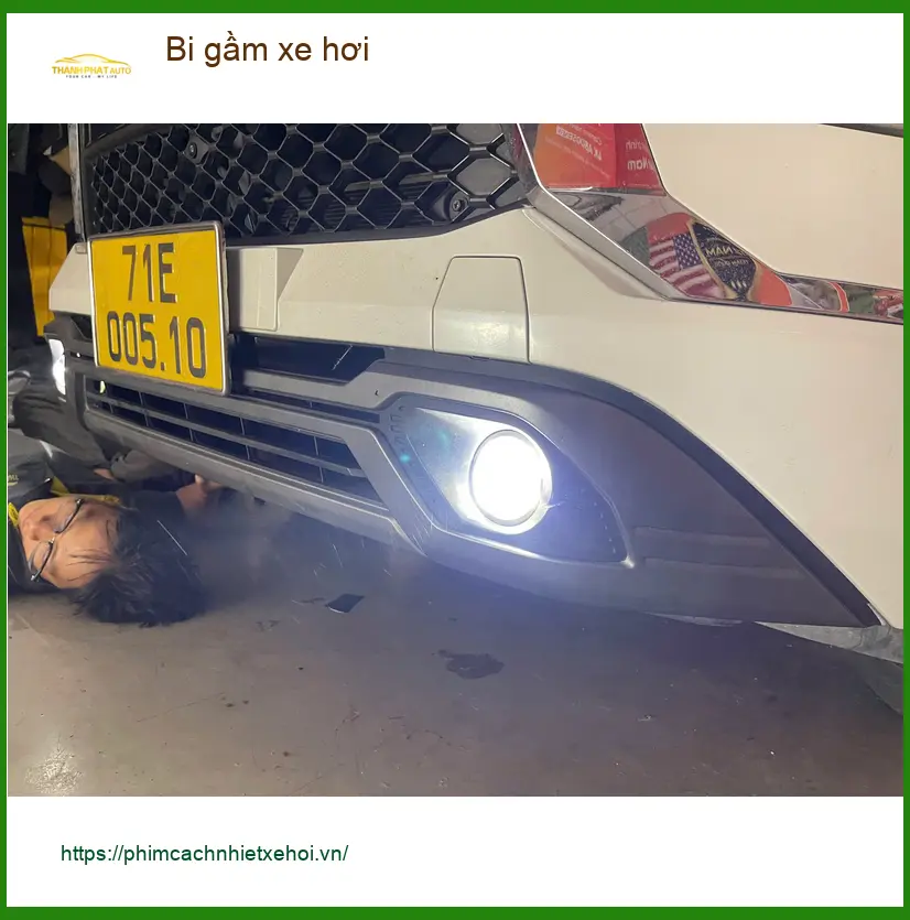 Anh Hoàng Long độ bi gầm xe hơi Hyundai Santa Fe tại Quận 12 vì đèn zin kém sáng