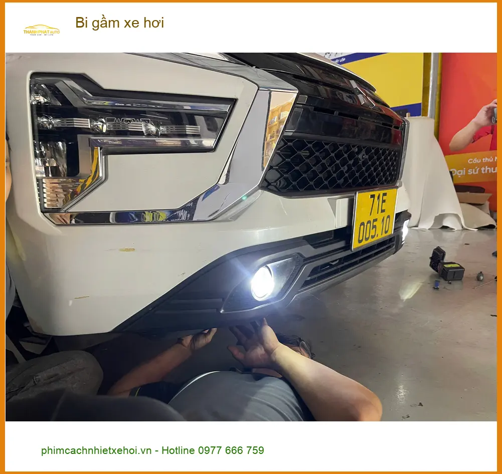 Anh Hoàng Long độ bi gầm xe hơi Hyundai Santa Fe tại Quận 12 vì đèn zin kém sáng ảnh thực tế 3