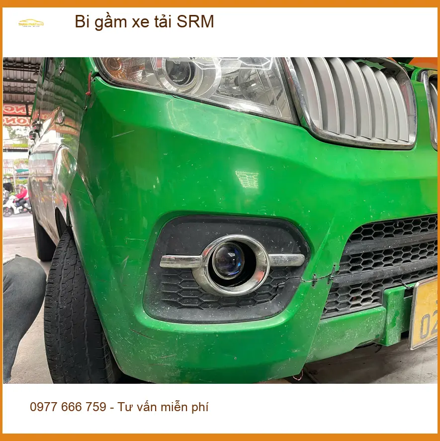 Chú Ba độ bi gầm xe tải SRM tại Gò Vấp vì đèn zin yếu khi chở hàng đêm