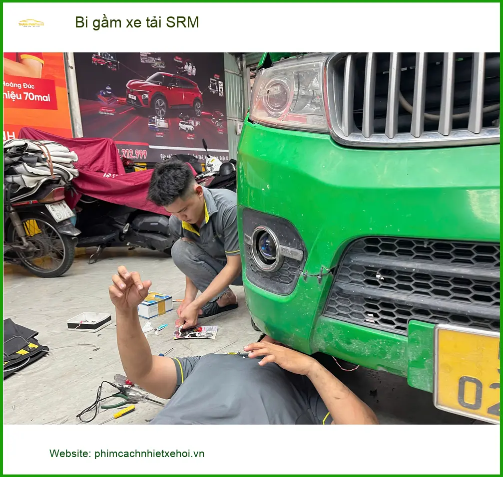 Chú Ba độ bi gầm xe tải SRM tại Gò Vấp vì đèn zin yếu khi chở hàng đêm ảnh thực tế 2