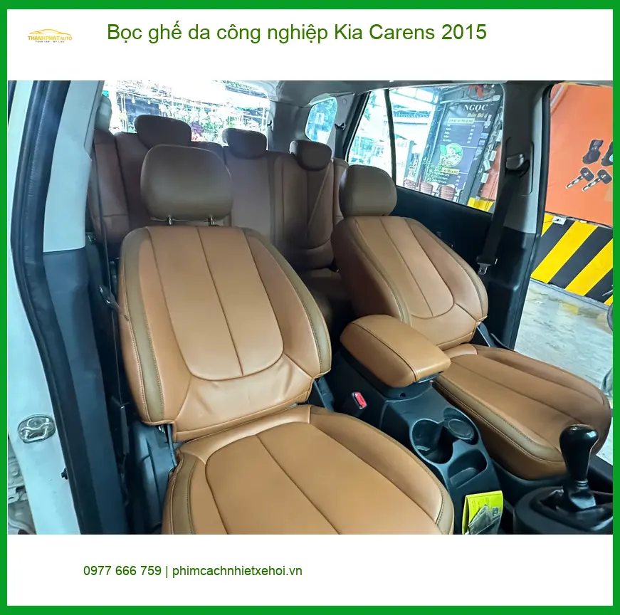 Anh Quang bọc ghế da công nghiệp Kia Carens 2015 tại Quận 2 để xe sang trọng hơn