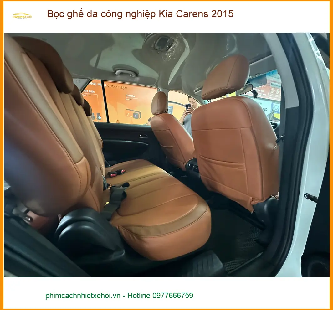 Anh Quang bọc ghế da công nghiệp Kia Carens 2015 tại Quận 2 để xe sang trọng hơn ảnh thực tế 2