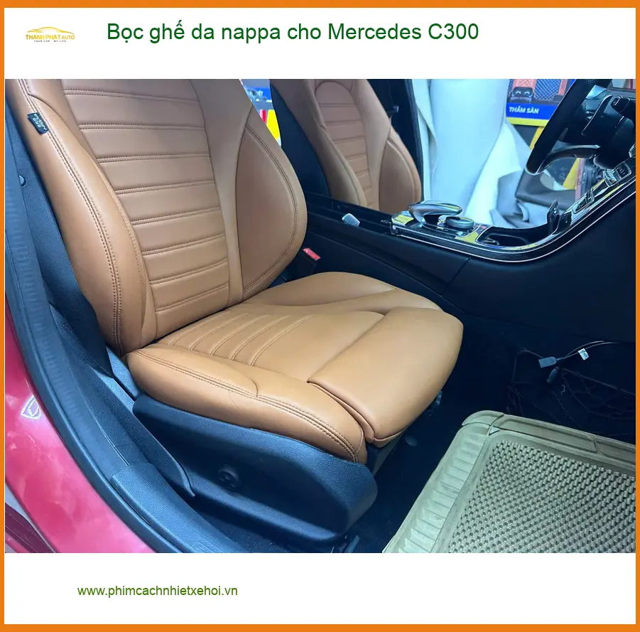 Anh Hoàng Minh bọc ghế da Nappa cho Mercedes C300 tại Hóc Môn để nội thất thêm đẳng cấp