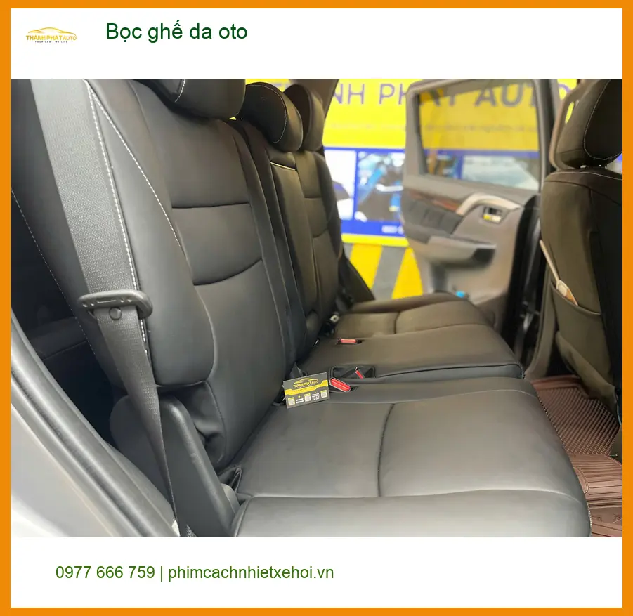 Chị Thảo bọc ghế da ô tô Kia Carnival ở Quận 10 vì ghế cũ xuống cấp