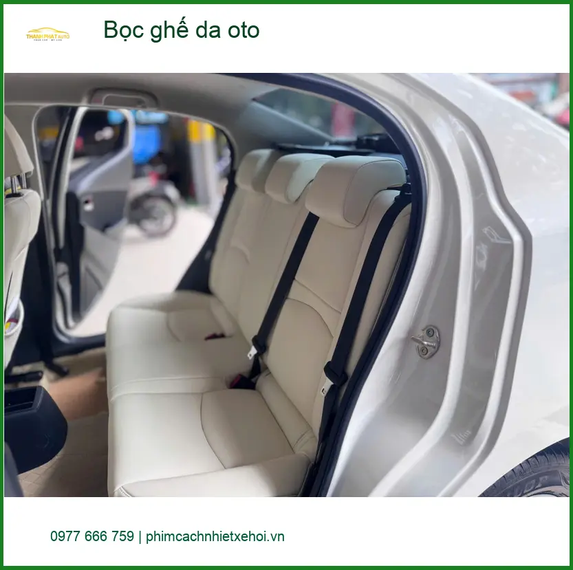Anh Dũng bọc ghế da ô tô Mazda CX-5 tại Quận 12 để xe trông đẳng cấp hơn