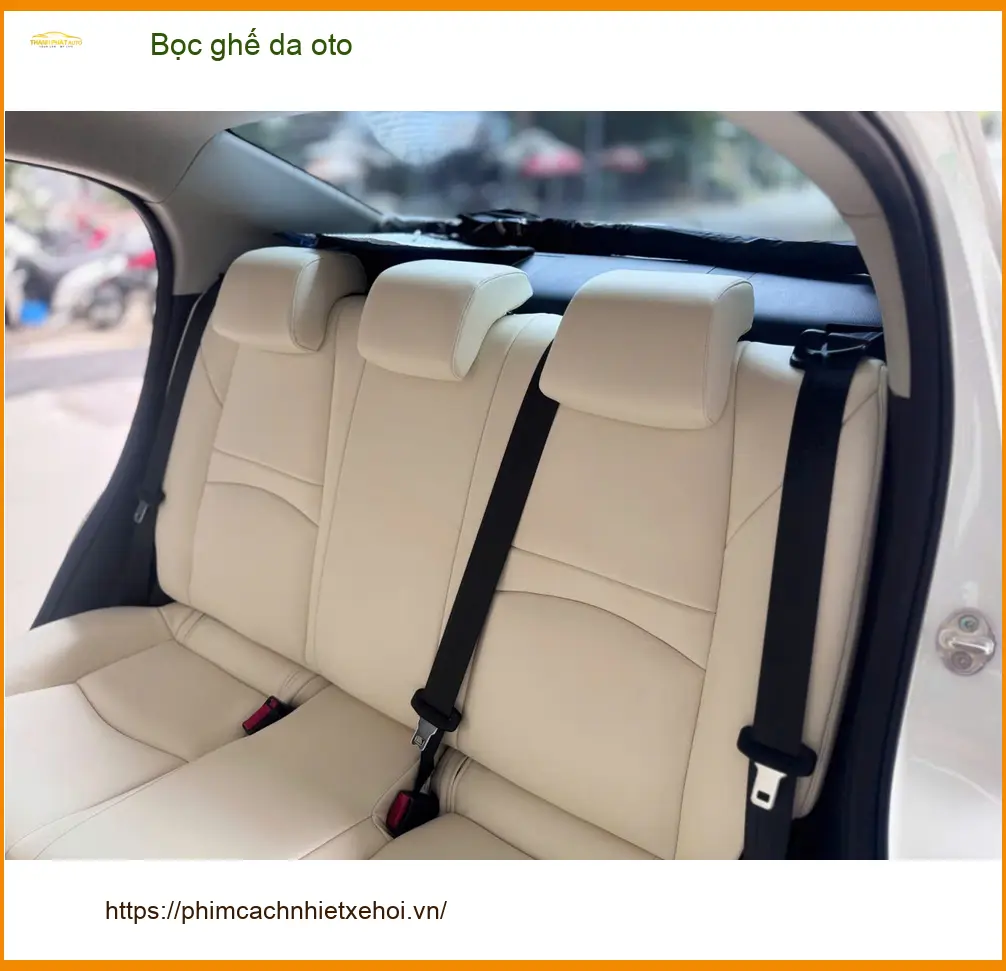 Chú Phong bọc ghế da Mazda CX-5 tại Quận 3 để nội thất xe luôn như mới